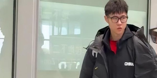 爱游戏体育app下载-中国男篮凯旋而归！赵睿廖三宁脸带笑容与球迷互动引关注