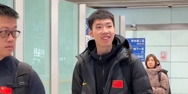 爱游戏体育app下载-中国男篮凯旋而归！赵睿廖三宁脸带笑容与球迷互动引关注