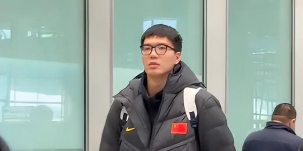 爱游戏体育app下载-中国男篮凯旋而归！赵睿廖三宁脸带笑容与球迷互动引关注